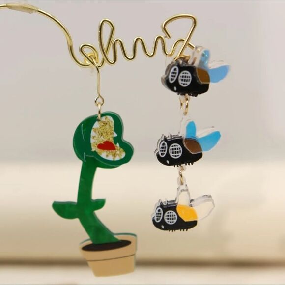 14k VENUS FLY TRAP & FLY whimsical kawaii novelty earrings - Picture 1 of 6
